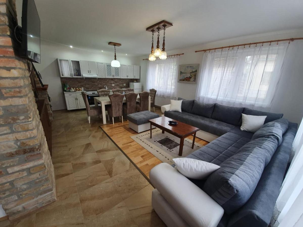 Zlatna Apartment *