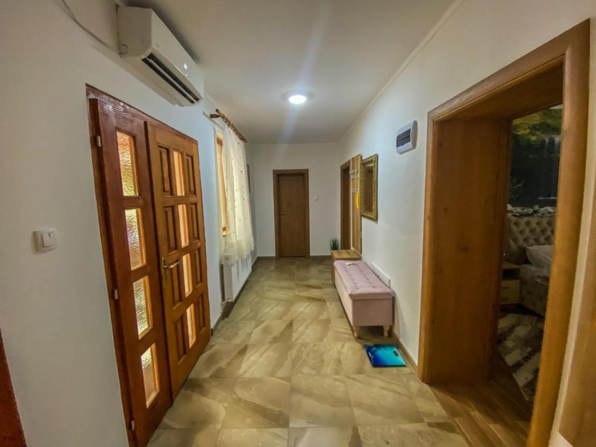 Zlatna Apartment *