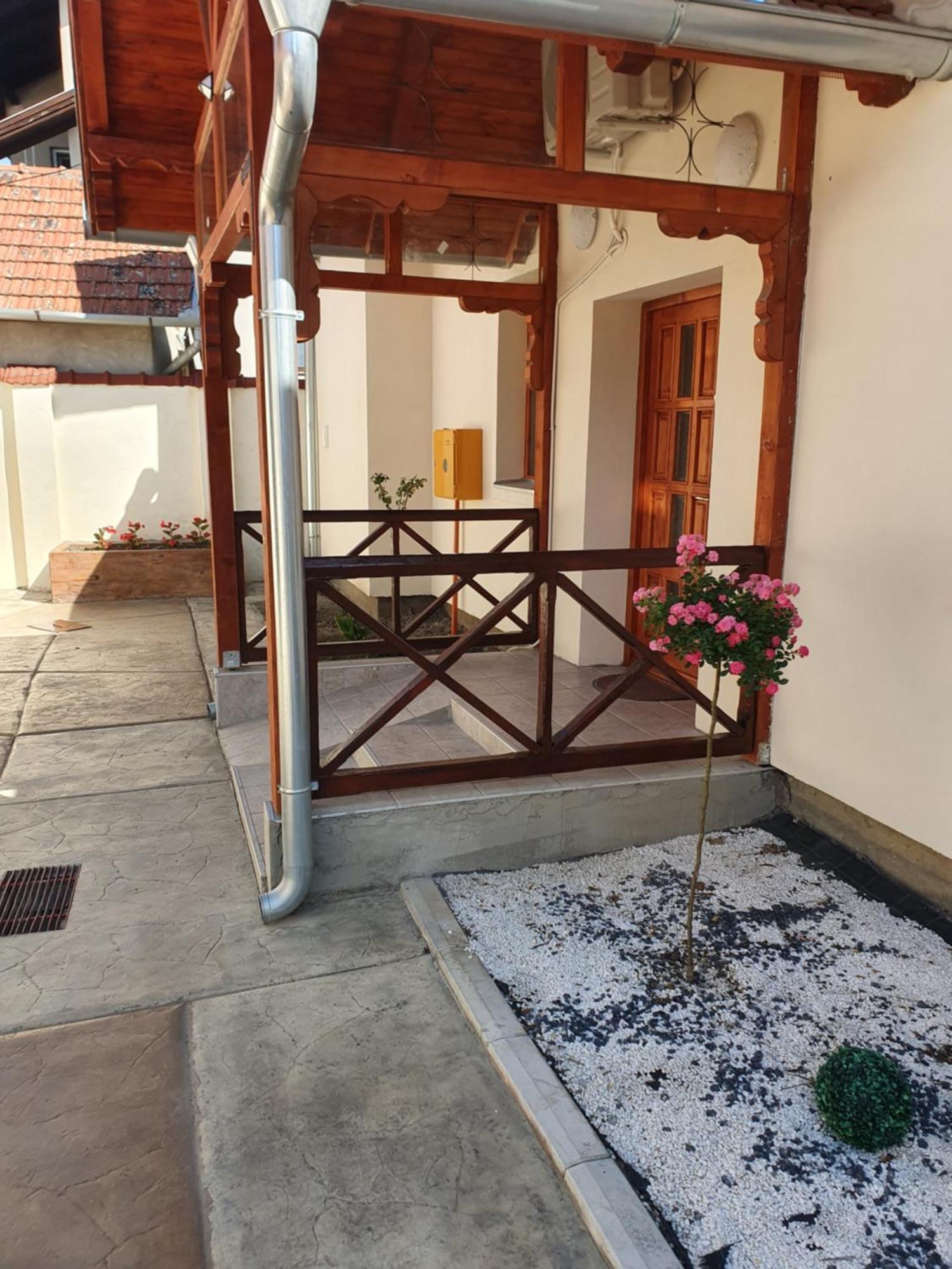 Zlatna Apartment *